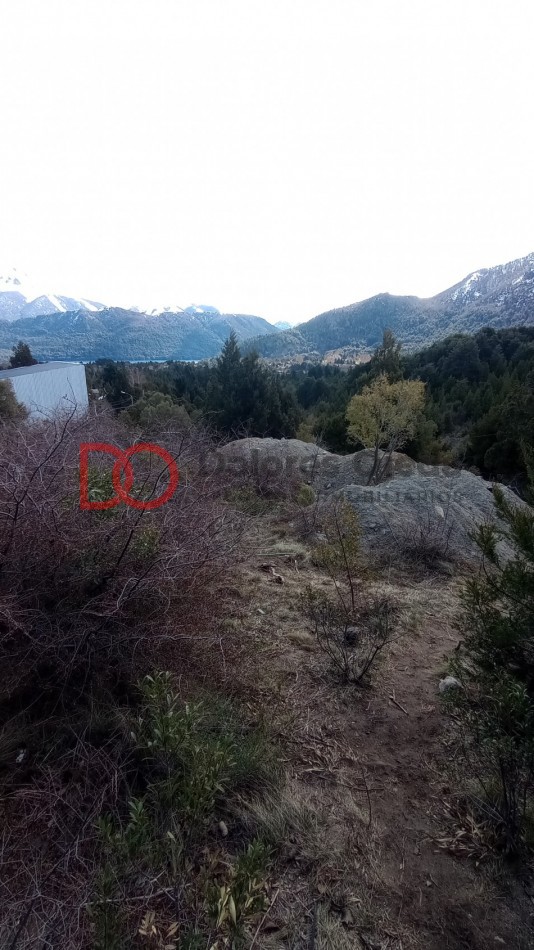 Vista al lago y montañas