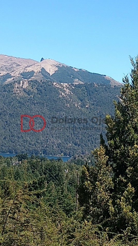 Vista al lago y montañas