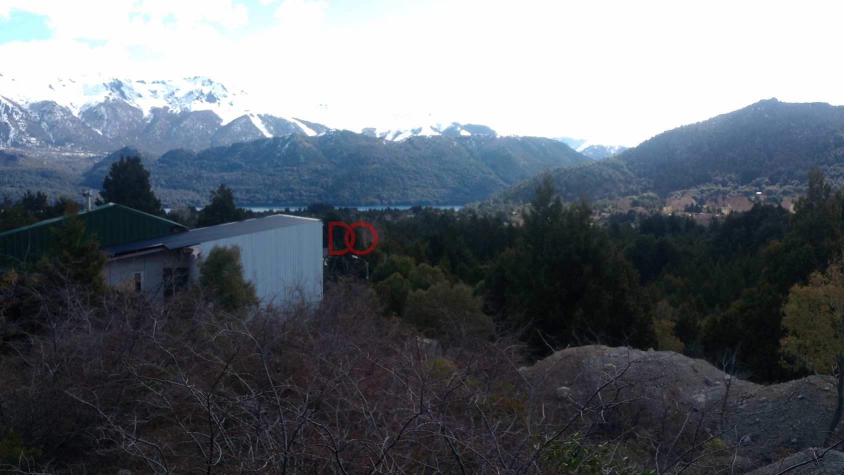 Vista al lago y montañas