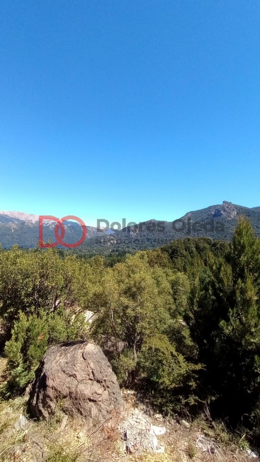 Vista al lago y montañas